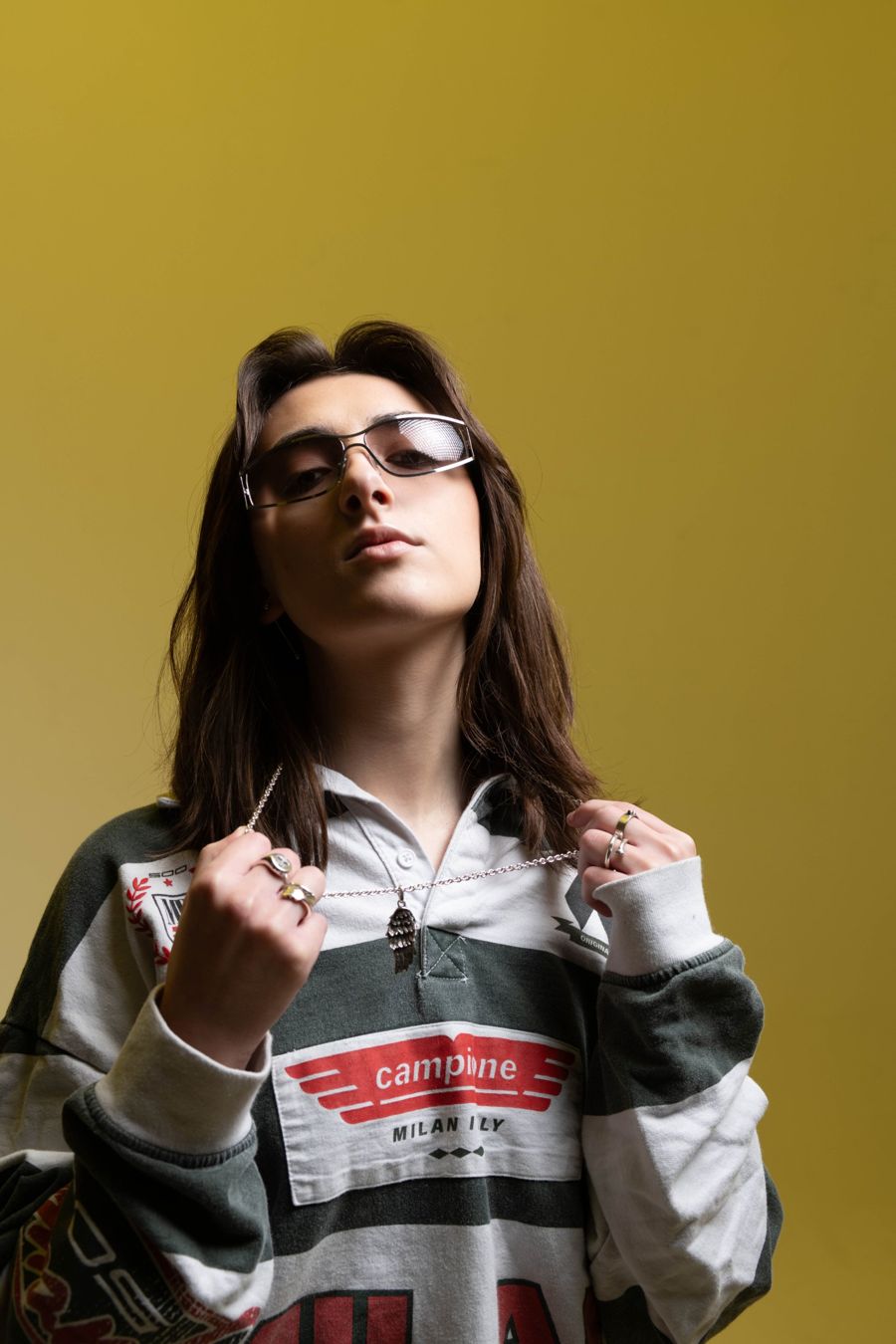 Nemesi con occhiali e maglia a righe su fondo giallo